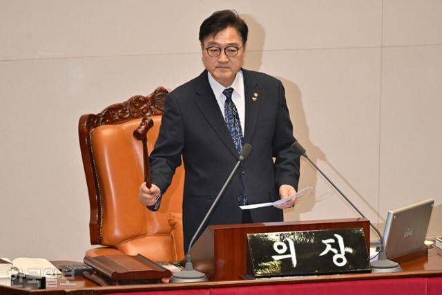 우원식 국회의장이 지난해 12월 24일 국회 본회의에서 일명 허위조작정보근절법(정보통신망법 개정안) 가결 뒤 의사봉을 두드리고 있다. 민경석 기자