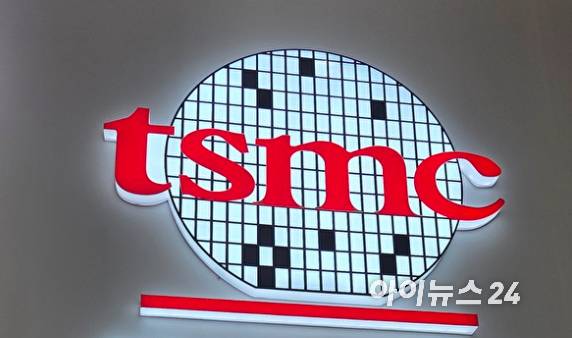지난 10월 22일 서울 강남구 코엑스에서 개막한 반도체대전(SEDEX)의 한 전시관 벽면에 자리한 TSMC 로고. 2025.10.22 [사진=박지은 기자]