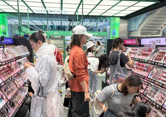 지난 9월 19일 홍대 앞 올리브영을 찾은 중국인 관광객들. [사진=연합뉴스]