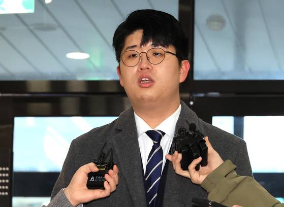 '쿠팡 블랙리스트' 제보자 김준호 씨가 지난해 12월 31일 관봉권·쿠팡 상설특검팀(특별검사 안권섭)에 출서개 참고인 조사를 받기 전 취재진 질의에 답하고 있다 . 연합뉴스