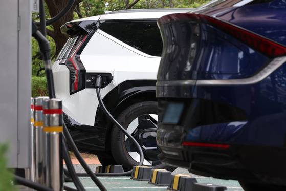 지난해 9월 한국자동차모빌리티산업협회(KAMA)에 따르면 지난해 8월 기준 국내 전기차 판매는 2만4409대로 4월 이후 5개월 연속 전년 동월 대비 증가세를 나타냈다. 사진은 지난해 9월9일 서울 여의도 국회에서 전기차가 충전되는 모습. [뉴시스]