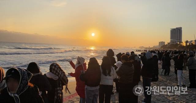 ▲ 1일 오전 7시 51분쯤 강릉 경포해변 백사장이 2026 병오년(丙午年) 새해 해맞이객들로 가득 찼다.황선우 기자