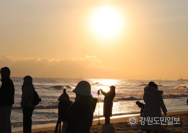 ▲ 1일 오전 7시 51분쯤 강릉 경포해변 백사장이 2026 병오년(丙午年) 새해 해맞이객들로 가득 찼다.해맞이객들이 기념사진 촬영하고 있다. 황선우 기자