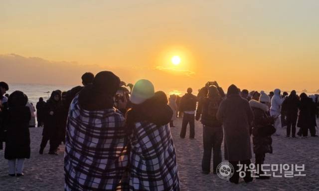 ▲ 1일 오전 7시 51분쯤 강릉 경포해변 백사장이 2026 병오년(丙午年) 새해 해맞이객들로 가득 찼다.황선우 기자
