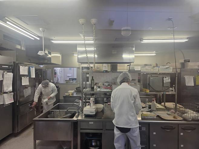 일본 모리노이에 나리타의 내부 모습. 누구나 주방에서 음식이 만들어지는 과정을 확인할 수 있다.