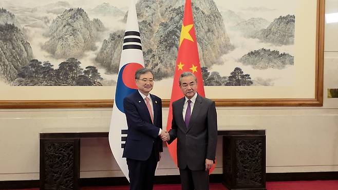 지난해 9월 17일 중국 베이징 댜오위타이국빈관에서 조현 외교부 장관(왼쪽)과 왕이 중국 외교부장이 만나 악수를 하고 있다. 베이징특파원 공동취재