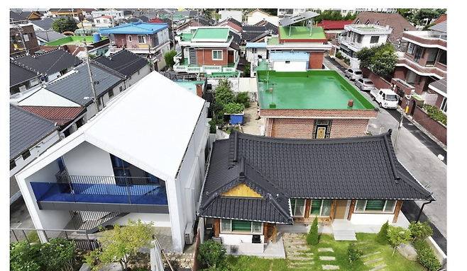 빈집의 재탄생. 순천시가 도시재생 뉴딜사업으로 한옥형 폐공가와 부지를 사들여 설계 공사를 거쳐 청년 임대주택과 공유 공간, 마을 정원 등을 조성했다. 연합뉴스 자료사진.