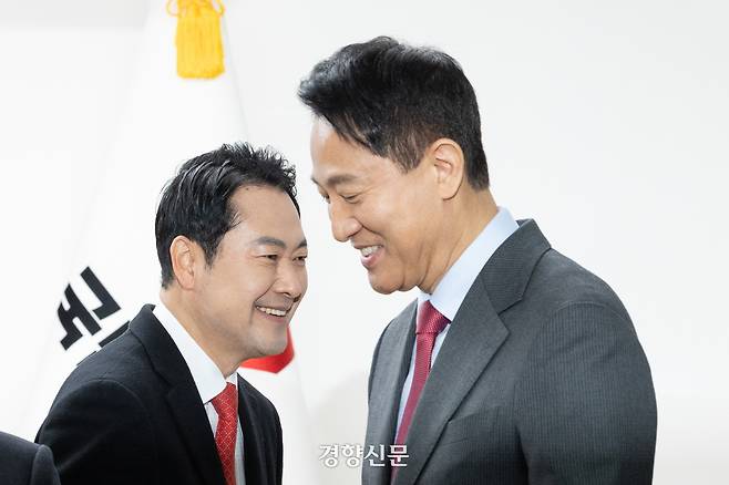 장동혁 국민의힘 대표와 오세훈 서울시장이 1일 여의도 중앙당사에서 열린 신년인사회에 참석해 인사하고 있다. 성동훈 기자