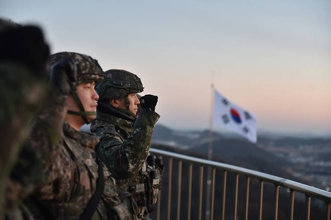 Soldiers of the Imjin River Battalion under the 9th Infantry Division vow to strengthen military readiness while watching the New Year’s sunrise  at Odusan Unification Observatory in Paju, Gyeonggi Province on Thursday.  (The 9th Infantry Division, Yonhap)
