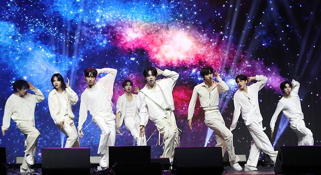 Boy band EPEX performs its new track ″Universe″ during a showcase held on Nov. 5, 2024, in central Seoul for the release of its second full-length album, “Youth Chapter 2: Youth Deficiency.″ [NEWS1]
