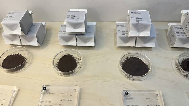Decaffeinated coffee beans seen at a booth during the Seoul International Cafe Show on Nov. 11. [WOO JI-WON]