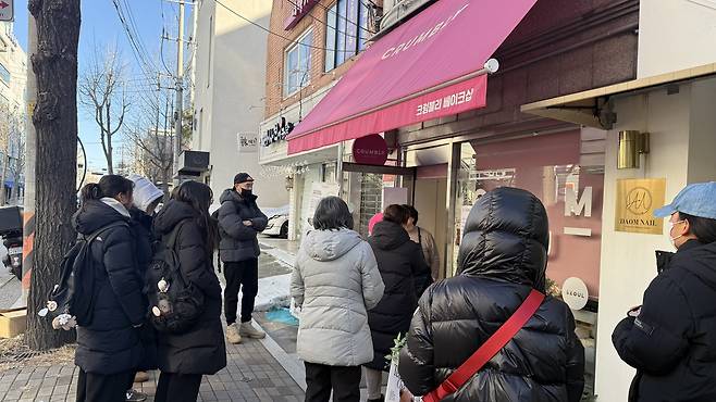 A crowd had gathered in front of bakery Crumbly in Songpa District, southern Seoul, on Dec.31. [WOO JI-WON]