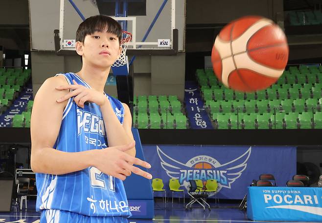 Daegu Kogas Pegasus player Yang Woo-hyeok poses for a photo after an interview with the JoongAng Ilbo at Daegu Gymnasium on Dec. 30, 2025. [SONG BONG-GEUN]