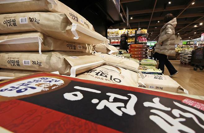 Bags of rice are stacked at a supermarket in Seoul on Dec. 31, 2025. [NEWS1]