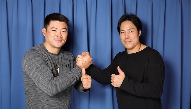 Noh Kyung-eun of the SSG Landers, left, and Kim Jin-sung of LG Twins, pose for a photo during an interview with the JoongAng Ilbo on Dec. 16, 2025. [KANG JUNG-HYUN]