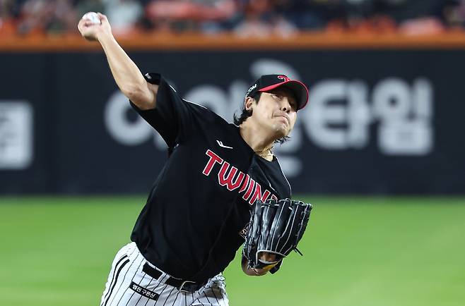 LG Twins relief pitcher Kim Jin-sung delivers a pitch in the eighth inning of Game 5 of the Korean Series against the Hanwha Eagles at Hanwha Life Ballpark in Daejeon on Oct. 31, 2025. [NEWS1]