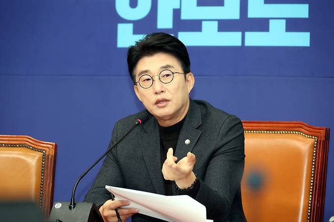 더불어민주당 언론개혁특위 간사인 노종면 의원이 지난해 12월 14일 서울 여의도 국회에서 정보통신망법 개정안에 대해 설명하는 기자간담회를 하고 있다. [김재훈 기자]