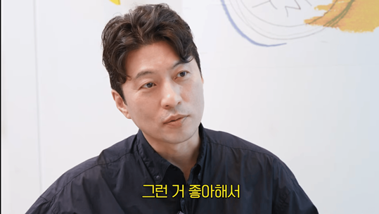 방송인 최화정의 유튜브 채널에 출연한 역술가 박성준이 믿기 힘든 동안 비주얼로 시선을 사로잡았다.  / 사진 = 최화정 유튜브 캡처