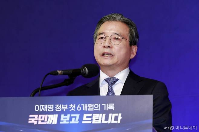 [서울=뉴시스] 최동준 기자 = 김용범 정책실장이 7일 서울 용산 대통령실 청사에서 열린 3실장 및 수석비서관 '대통령실 6개월 성과 간담회'에서 성과에 대해 프레젠테이션하고 있다. 2025.12.07. photocdj@newsis.com /사진=최동준