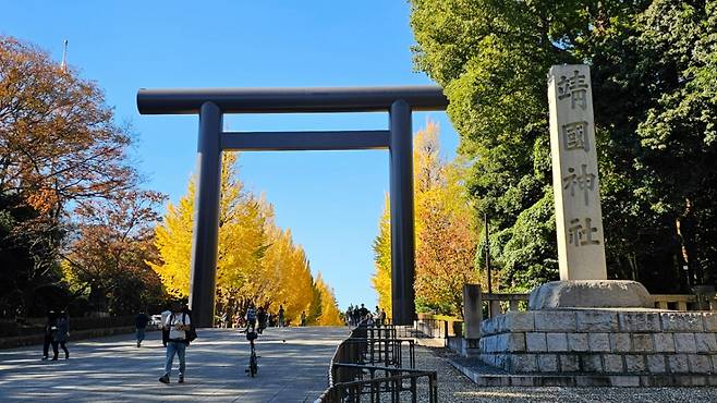일본 도쿄에 위치한 야스쿠니 신사 입구. 거대한 '도리이'를 통하면 야스쿠니 신사로 입장할 수 있다 /사진=정현수 기자
