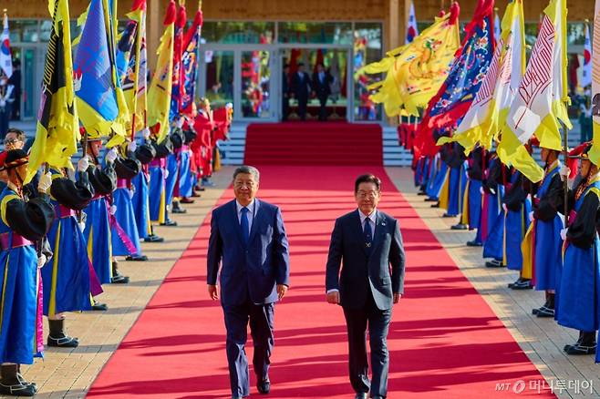 [서울=뉴시스] 최동준 기자 = 대통령실은 이재명 대통령과 시진핑 중국 국가주석이 1일 경북 경주박물관에서 공식 환영식을 마친 뒤 정상회담을 하기 위해 도보로 이동하는 모습을 2일 SNS에 공개했다. (사진=이재명 대통령 SNS) 2025.11.02. photo@newsis.com *재판매 및 DB 금지