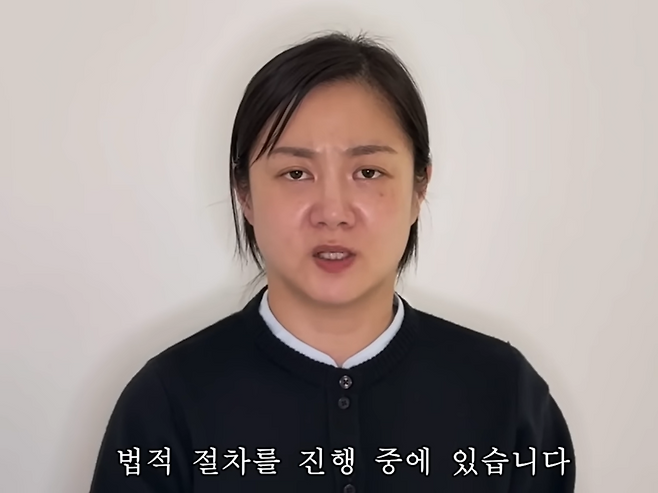 밖씨가 한 유튜브 채널에 출연해 최근 불거진 본인을 둘러싼 의혹에 대한 입장을 밝히고 있다.  [유튜브 ‘백은영의 골든타임’ 캡처]