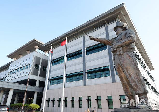 [평택=뉴시스] 배훈식 기자 = 지난달 17일 오전 경기 평택시 세계 최대의 미군 해외기지인 캠프 험프리스 미 8군 사령부 앞에 주한미군 초대 사령관인 월턴 워커 장군의 동상이 서 있다. 2025.12.17. dahora83@newsis.com