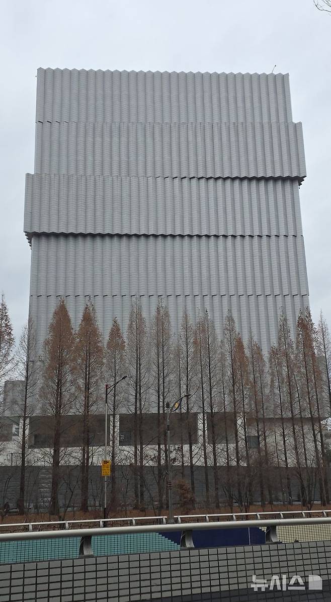 [화성=뉴시스]이인준 기자=지난 23일 찾아간 삼성전자 화성캠퍼스 고성능컴퓨팅(HPC)센터. 1조5000억원을 투입해 지난해 문을 연 이 시설은 지하 1층, 지상 11층 규모로, 총 9개의 서버룸에는 11만6000대의 서버가 빼곡하게 들어찼다. ijoinon@newsis.com