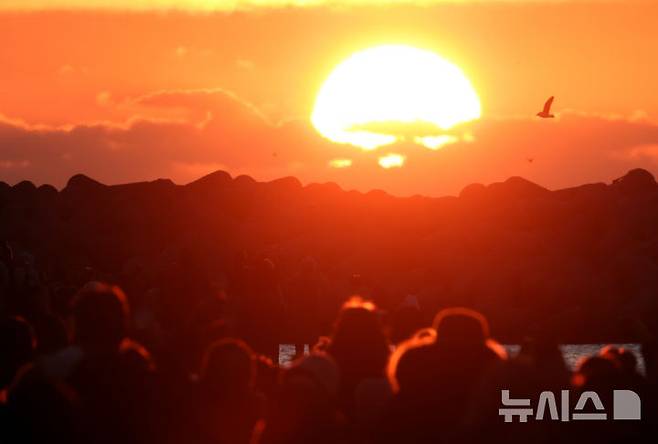 [부산=뉴시스] 하경민 기자 = 2026년(병오년) 새해 첫날인 1일 오전 부산 해운대구 해운대해수욕장을 찾은 시민과 관광객들이 올해 첫 해돋이를 감상하고 있다. 2026.01.01. yulnetphoto@newsis.com