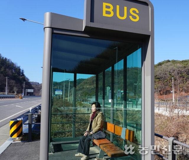 버스를 기다리는 윤씨. 버스를 놓칠까 항상 미리 와서 기다린다.
