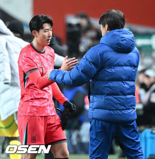 [OSEN=서울월드컵경기장, 이대선 기자] 홍명보호가 어려운 경기 끝에 2025년 마지막 A매치를 승리로 장식했다.홍명보 감독이 이끄는 한국 축구대표팀은 18일 오후 8시 서울월드컵경기장에서 열린&nbsp;11월 A매치 두 번째 친선경기에서&nbsp;'아프리카 강호' 가나를 상대로 1-0 승리했다.내달 2026 국제축구연맹(FIFA) 북중미 월드컵 조 추첨을 앞두고 열리는 마지막 평가전이었다.&nbsp;한국은 가나까지 잡아내면서 사상 최초로&nbsp;월드컵 포트 2를 확정하게 됐다.후반 대한민국 손흥민이 교체되며 홍명보 감독과 하이파이브를 나누고 있다. 2025.11.18 /sunday@osen.co.kr