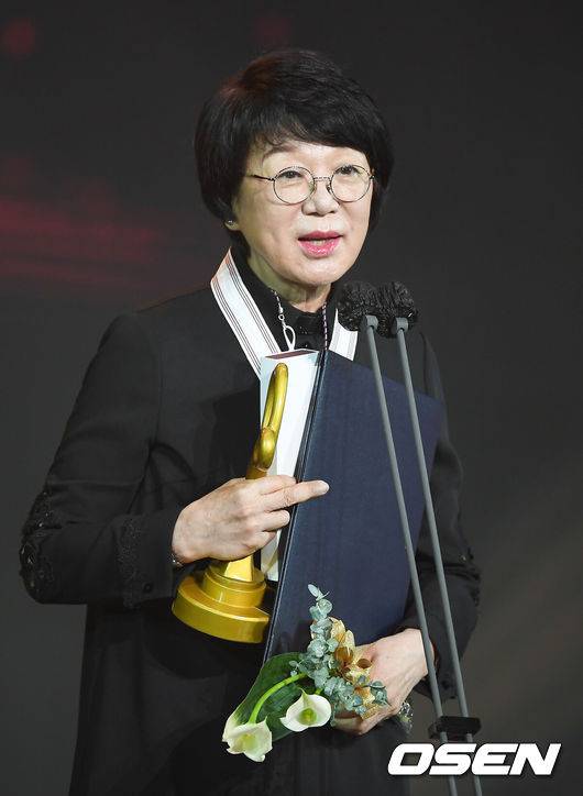 [OSEN=박준형 기자] 29일 서울 회기동 경희대학교 평화의 전당에서 제 11회 대한민국 대중문화예술상 시상식이 진행됐다.배우 장동윤과 장예원 전 아나운서가 진행을 맡은 '2020 대한민국 대중문화예술상' 시상식은 씨스타 출신 효린이 오프닝 공연을 선보이고, 피아니스트 진보라와 가수 존박이 드라마 OST '모든 날, 모든 순간'으로 호흡을 맞춘다. 이어 세븐틴과 나하은, JYJ 김준수와 기타리스트 정성하 등이 무대에 오른다.'2020 대한민국 대중문화예술상'은 이날 오후 6시부터 네이버 V앱을 통해 온라인 생중계되고 오는 11월1일 오후 6시에 SBS MTV에서 녹화방송된다.보관 문화훈장을 받은 성우 송도순이 소감을 말하고 있다.  / soul1014@osen.co.kr