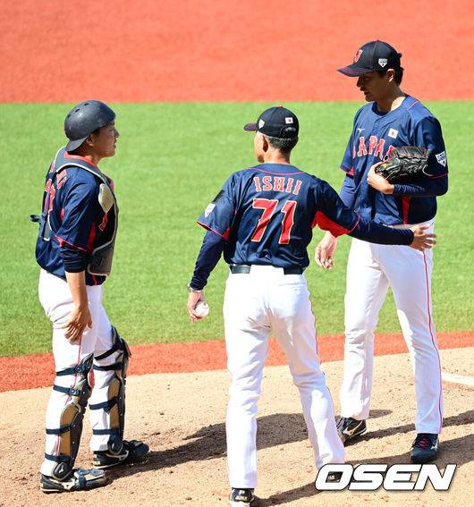 [OSEN=항저우(중국), 최규한 기자] 한국이 숙적 일본을 꺾고 슈퍼라운드 1차전을 승리로 장식했다. 한국은 5일(이하 한국시간) 중국 저장성 사오싱 야구장에서 열린 2022 항저우 아시안게임 슈퍼라운드 일본전에서 2-0으로 이겼다. 선발 박세웅의 완벽투를 앞세워 승리를 거머쥐었다. 일본 선발 가요 슈이치로를 교체하기 위해 마운드를 방문한 일본 이시이 감독. 2023.10.05 / dreamer@osen.co.kr