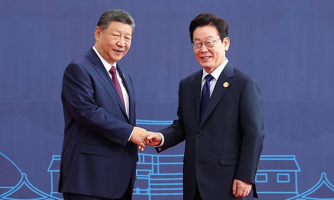 이재명 대통령이 2025년 10월 31일 경주화백컨벤션센터(HICO)에서 열린 2025 아시아태평양경제협력체(APEC) 정상회의에 참석한 시진핑 중국 국가주석을 맞이하고 있다. 연합뉴스