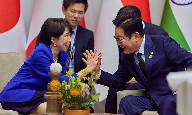 이재명 대통령이 지난 2025년 11월 23일(현지 시간) 남아프리카공화국 요하네스버그 엑스포 센터에서 열린 G20 정상회의에서 다카이치 사나에 일본 총리와 양자 회담을 하며 손을 잡고 있다. 뉴시스