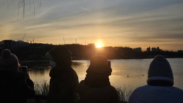 1일 오전 경기 의왕시 왕송호수에서 해맞이객들이 일출을 감상하고 있다. 채민석 기자