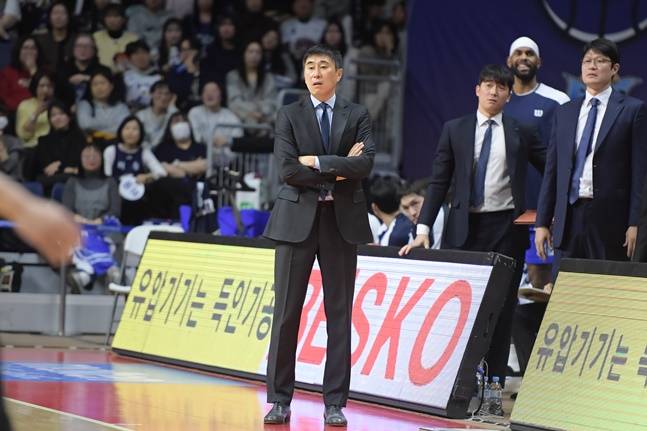 KCC 이상민 감독이 31일 DB전에서 어두운 표정을 짓고 있다. /사진=KBL 제공