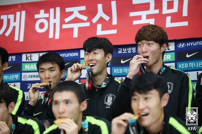 지난 2018 자카르타·팔렘방 아시안게임 남자축구 금메달로 병역특례를 받았던 손흥민(가운데). /사진=대한축구협회 제공