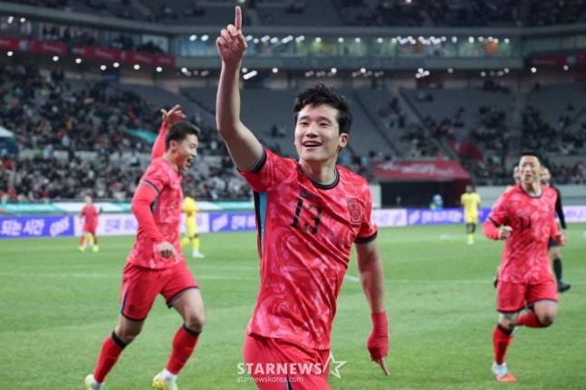 지난해 11월 국가대표 데뷔골을 터뜨린 뒤 세리머니를 하는 이태석(가운데). /사진=김진경 대기자