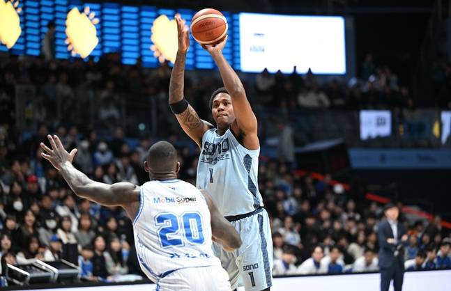 슈팅을 날리는 나이트. /사진=KBL