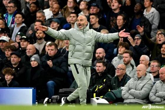 2025~2026시즌 잉글랜드 프리미어리그(EPL) 리버풀전 도중 두 팔을 벌리며 작전 지시하는 엔소 마레스카 감독. /AFPBBNews=뉴스1