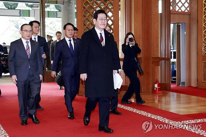 李대통령, '통합 넥타이' 매고 청와대 첫 출근…'용산시대'와 결별