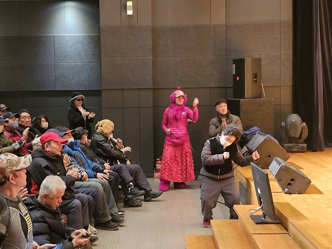 공연을 즐기는 어르신들 (서울=연합뉴스) 김동한 수습기자 = 31일 오후 3시께 서울 서대문구 소재 실버영화관 '청춘극장'에서 열린 '청춘 송별회'에 참석한 어르신들이 공연을 즐기고 있다. 2025.12.31 moved@yna.co.kr