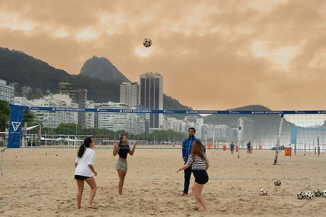 코파카바나에서 비치 발리볼을 하는 젊은이들 [사진/성연재 기자]