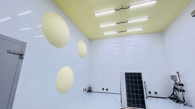 샤오미 우한 공장 성능 실험실  (우한=연합뉴스) 김현정 특파원 = 지난달 30일 후베이성 우한시 둥후신기술개발구에 위치한 샤오미의 가전공장의 에어컨 성능 실험실 내부 모습. 소음을 측정하거나 외부 기온에 따른 성능 변화 등을 관찰한다. 2025.12.30 hjkim07@yna.co.kr