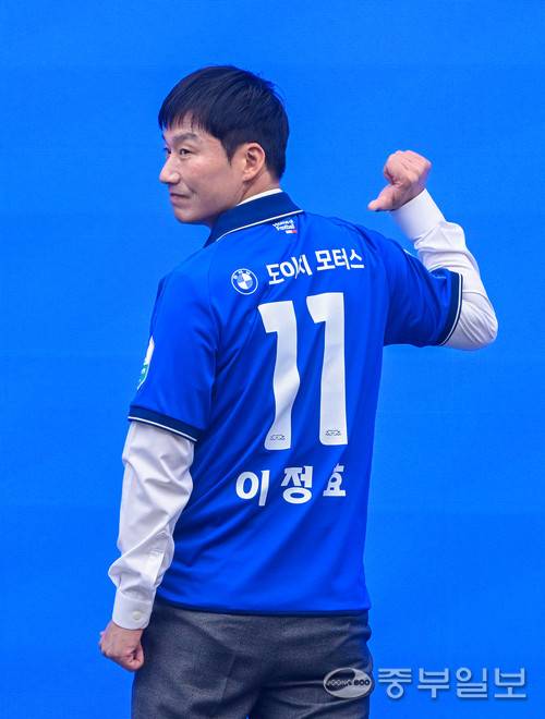 2일 수원 도이치오토월드 차란차 스튜디오에서 열린 취임 기자회견에서 이정효 수원 삼성 감독이 새로운 시즌 유니폼을 입고 기념사진을 찍고 있다. 임채운기자