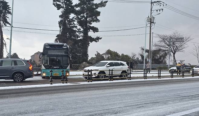 제주 전역에 많은 눈이 내리며 대부분의 도로가 얼어붙는 등 출근길 교통혼잡이 이어지고 있다. 2일 오전 제주대병원 오르막길에서 거북이 운행하고 있는 차량들. ⓒ제주의소리