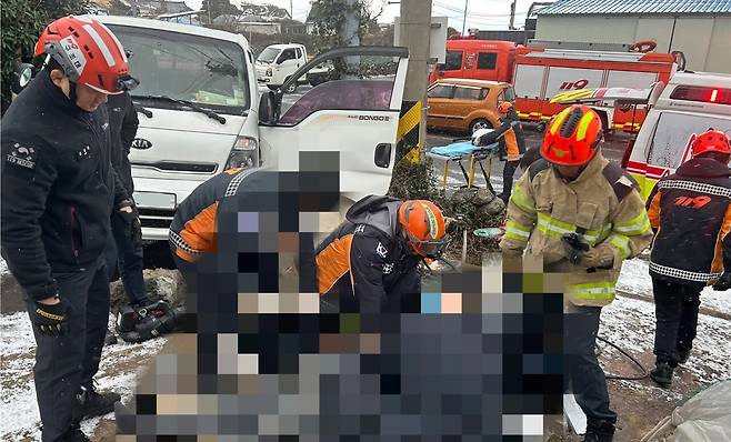 2일 오전 9시께 제주시 한림읍 귀덕리에서 1톤 트럭이 눈길에 미끄러지며 돌담을 들이받았다. 70대 운전자는 심정지 상태로 구조돼 병원에서 치료를 받고 있다. 사진 제공=제주소방안전본부