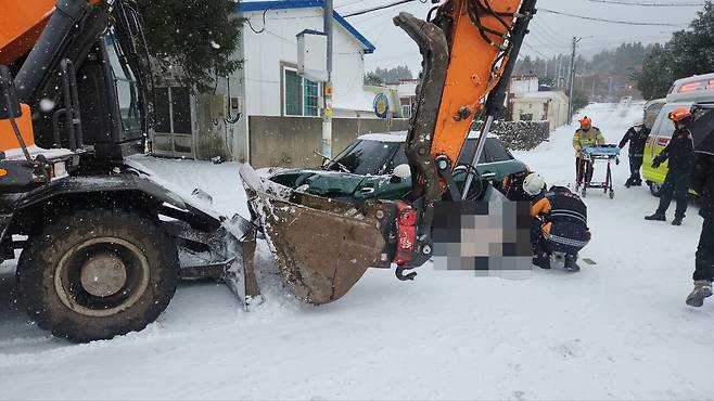 2일&nbsp;오전 10시7분께 제주시 조천읍에서는 눈길을 달리던 차량과 굴삭기가 정면 충돌하는 사고가 있었다. 사진 제공=제주소방안전본부