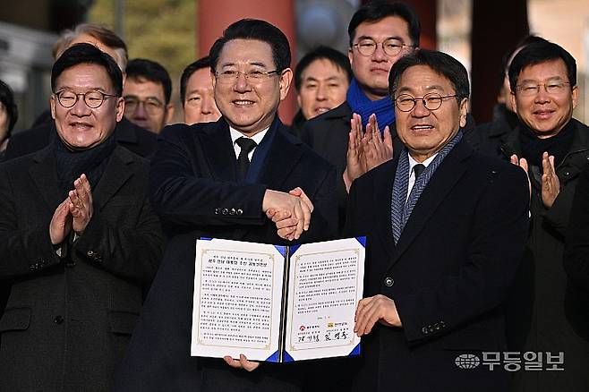 강기정 광주시장과 김영록 전남도지사가 2일 광주 북구 운정동 국립5·18민주묘지 민주의문앞에서 광주·전남 대통합 추진 공동선언문을 들고 포즈를 취하고 있다. 양광삼기자 ygs02@mdilbo.com